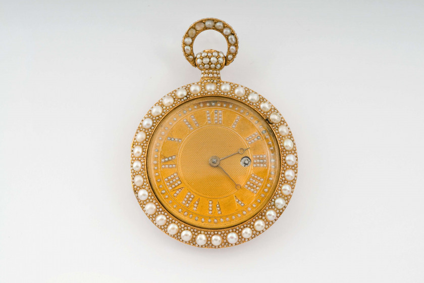 TRAVAIL SUISSE Début du XIXe siècle Montre en or sertie de demi-perles. Boîtier sur charnière avec lunet...