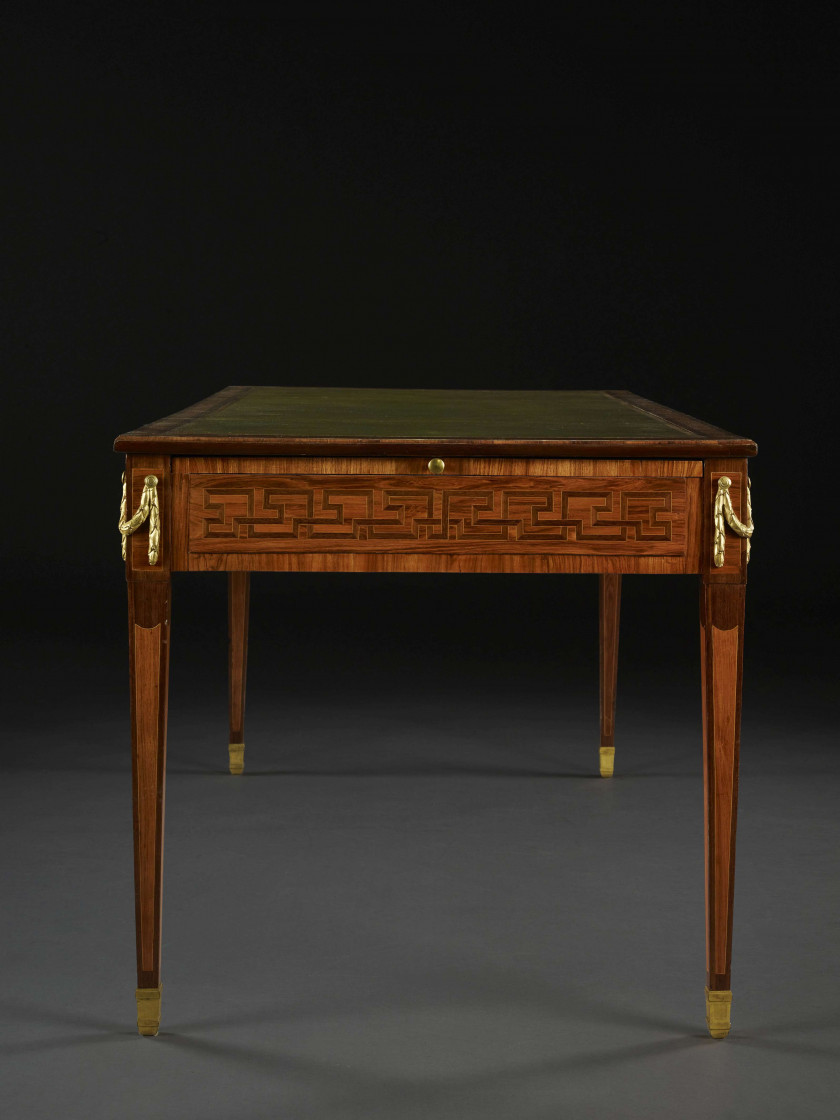 BUREAU PLAT D'ÉPOQUE LOUIS XVI Estampille de Nicolas Petit