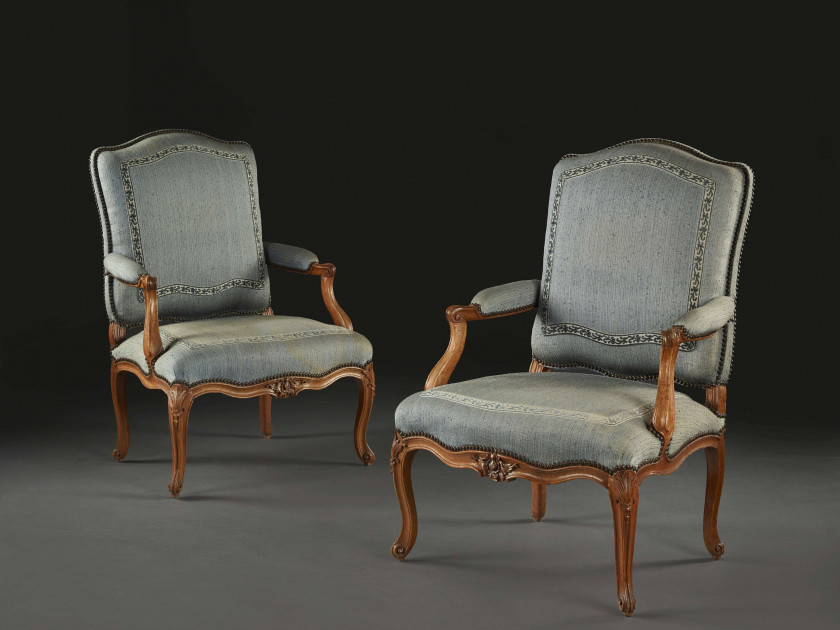 PAIRE DE FAUTEUILS À LA REINE D'ÉPOQUE LOUIS XV