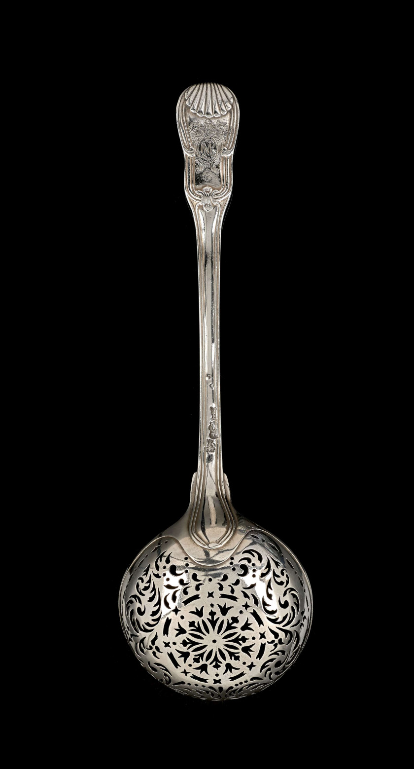 CUILLÈRE À SAUPOUDRER EN ARGENT Paris 1742-1743