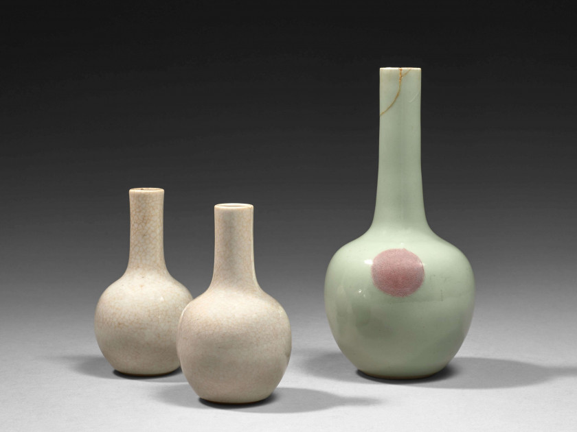 TROIS PETITS VASES EN PORCELAINE CÉLADON ET BLANCHE CRAQUELÉE Chine, dynastie Qing, XIXe siècle