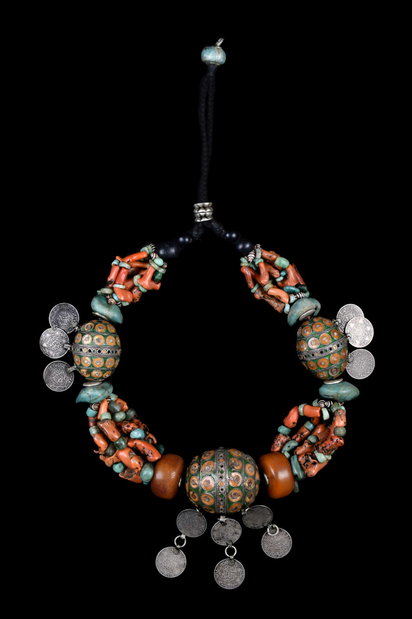 <b>COLLIER AUX BOULES ÉMAILLÉES</b> <br/>Tagmout, Maroc, 19e siècle