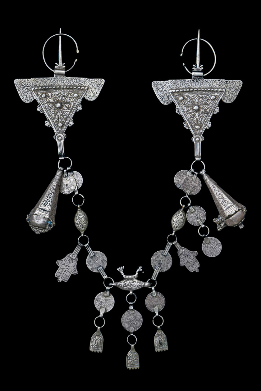 <b>PARURE PECTORALE À PAIRE DE FIBULES DITES « DU BÉLIER »</b> <br/>Haha, Maroc, fin 19e siècle