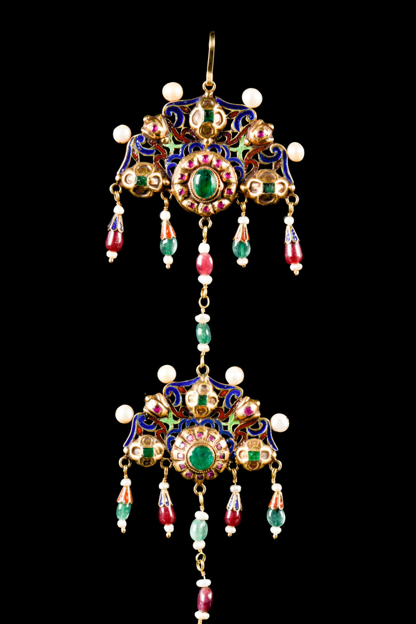 <b>BOUCLES D’OREILLES, « KHROS », OR ET PIERRES PRÉCIEUSES</b> <br/>Tétouan, fin 19e siècle