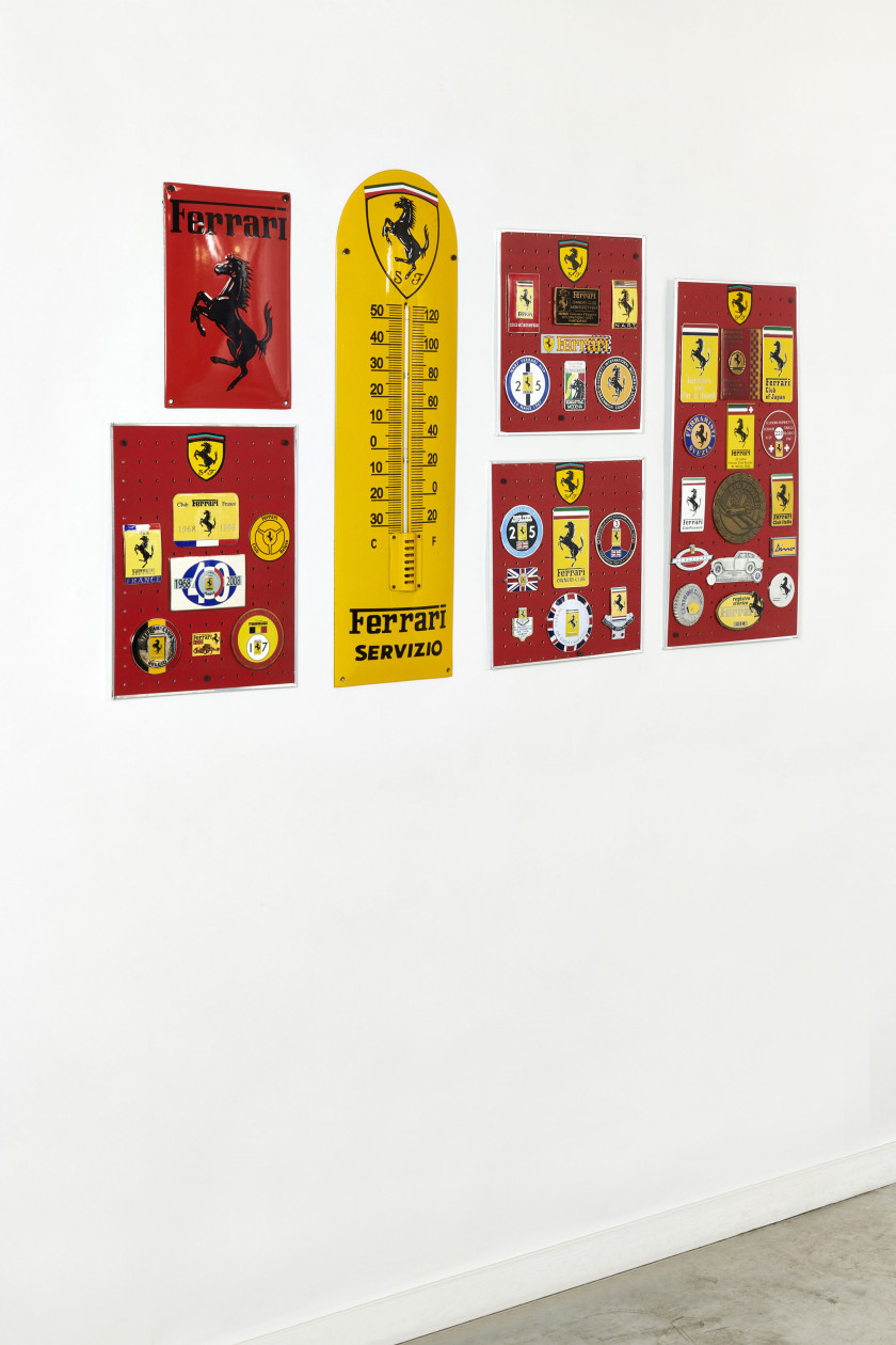 FERRARI  Ensemble de 15 badges et écussons - Clubs étrangers et divers
