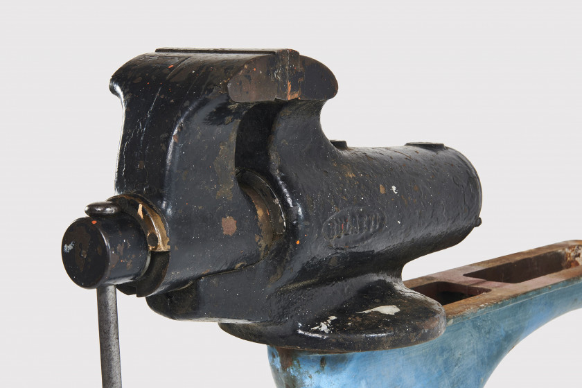 BUGATTI  Rare étau d'atelier avec son support d'origine