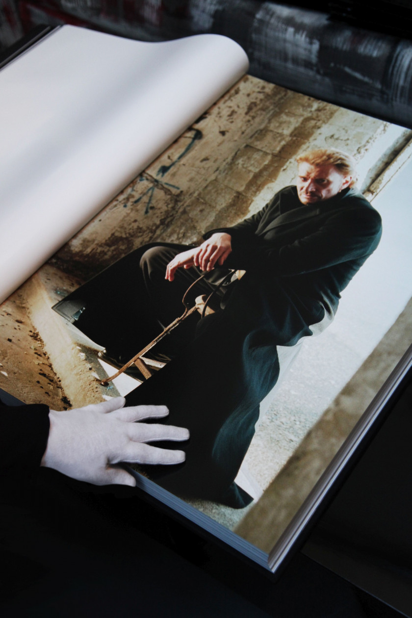 *BOUDDHA 1943 - JOHNNY HALLYDAY  Exceptionnel livre de photographies de Johnny Hallyday en flight case