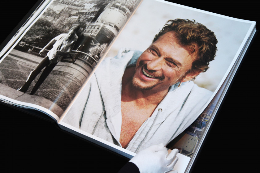 *BOUDDHA 1943 - JOHNNY HALLYDAY  Exceptionnel livre de photographies de Johnny Hallyday en flight case