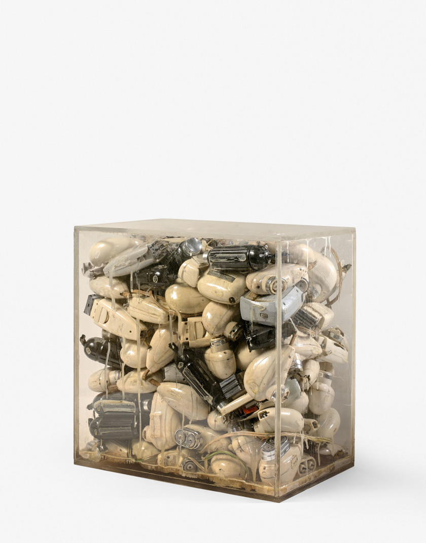 ARMAN (1928 - 2005) BARBECUBE - 1970 Accumulation de rasoirs électriques dans un emboîtage en plexiglas
