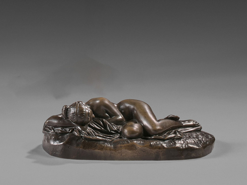 James PRADIER Genève, 1790 - Bougival, 1852 Femme couchée, recroquevillée Bronze à patine brun-vert