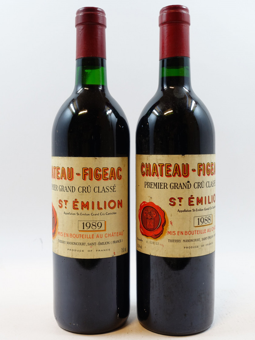 2 bouteilles 1 bt : CHÂTEAU FIGEAC 1988 1er GCC (B) Saint Emilion (étiquette léger abimée, léger déchiré)