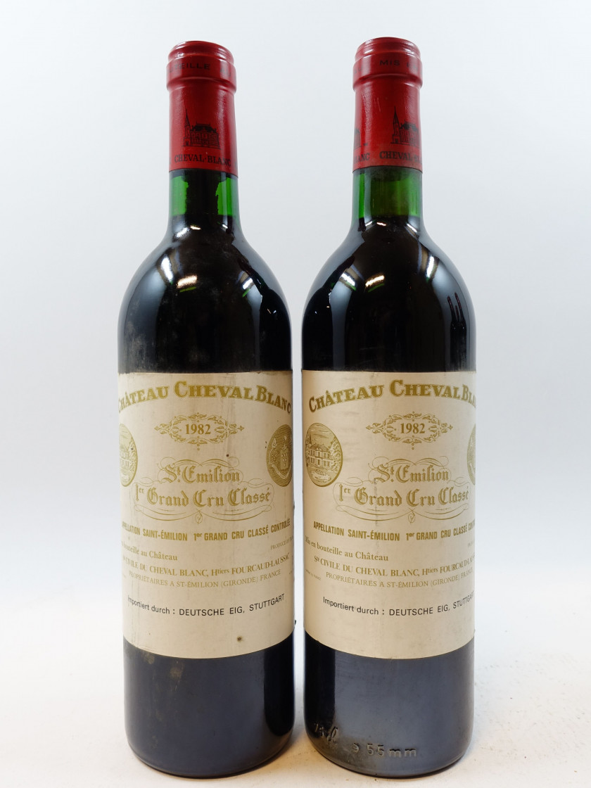 2 bouteilles CHÂTEAU CHEVAL BLANC 1982 1er GCC A (Saint Emilion) (base goulot