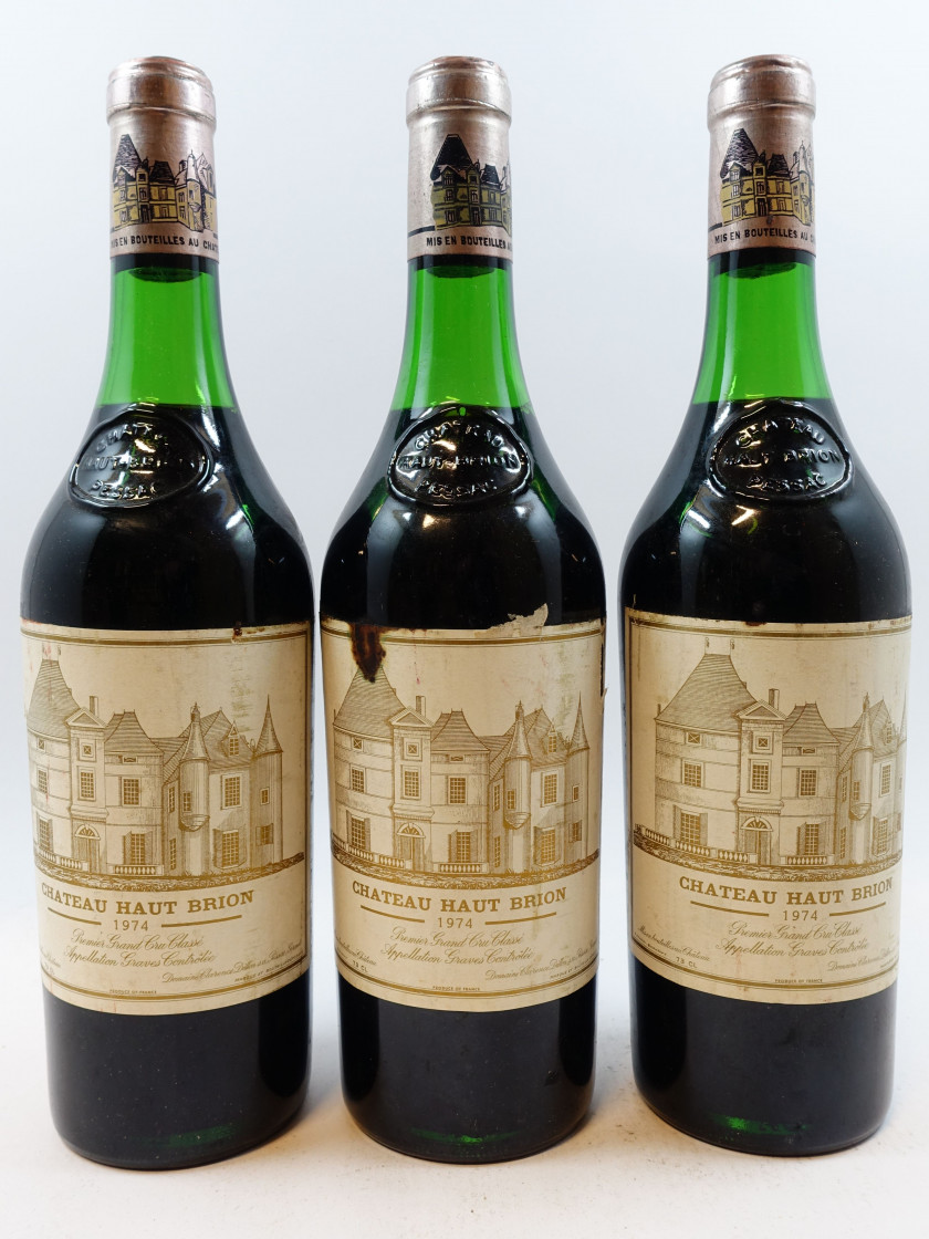 3 bouteilles CHÂTEAU HAUT BRION 1974 1er GC Pessac Léognan (niveaux à 4cm, étiquettes abimées, léger déchirées