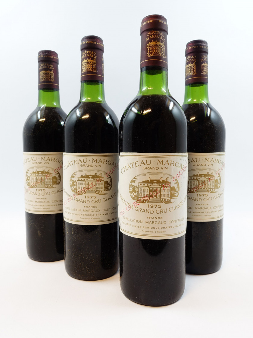 10 bouteilles CHÂTEAU MARGAUX 1975 1er GC Margaux (7 légèrement bas