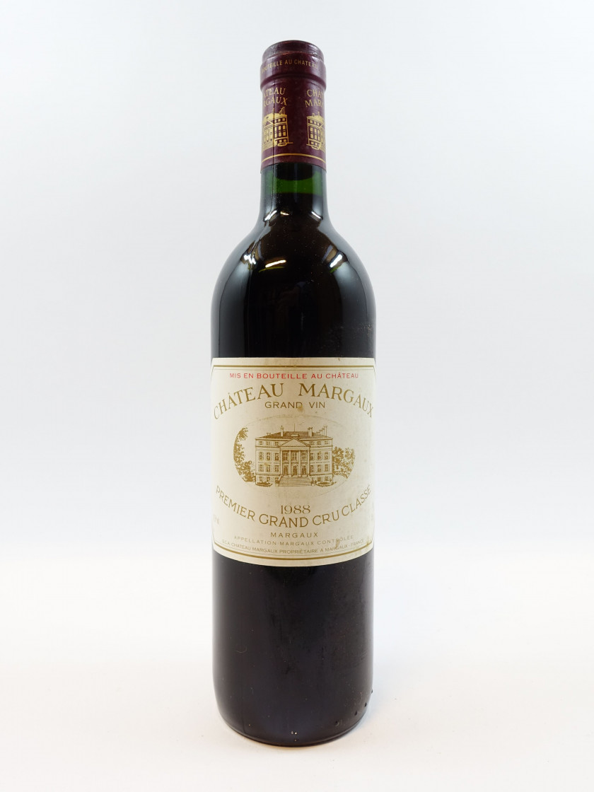 1 bouteille CHÂTEAU MARGAUX 1988 1er GC Margaux (étiquette léger tachée)