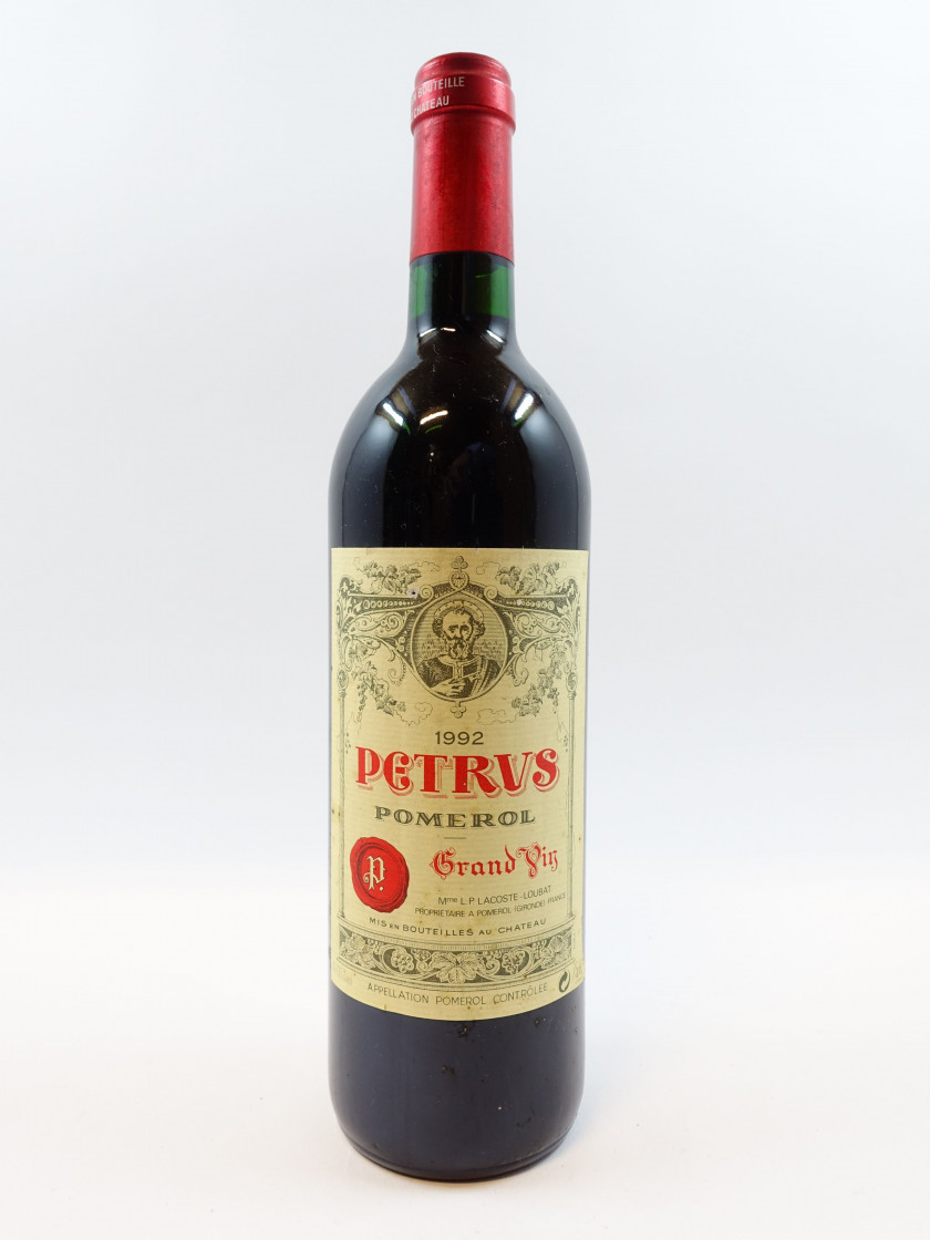 1 bouteille PETRUS 1992 Pomerol (étiquette léger tachée)