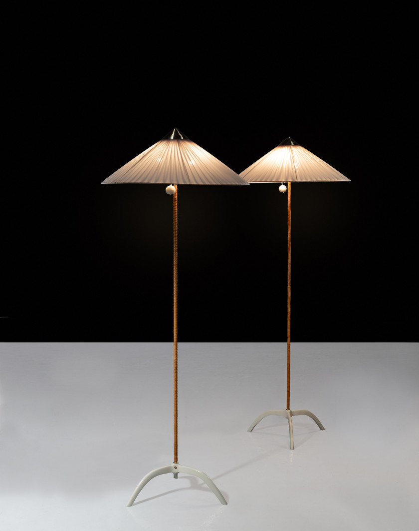 Paavo TYNELL 1890-1973 Paire de lampadaire mod. 9615 - Circa 1940 Piétement tripode en métal laqué blanc, fût gainé de rotin, abat-j...