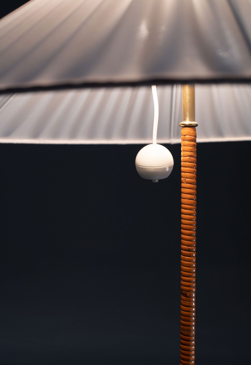 Paavo TYNELL 1890-1973 Paire de lampadaire mod. 9615 - Circa 1940 Piétement tripode en métal laqué blanc, fût gainé de rotin, abat-j...