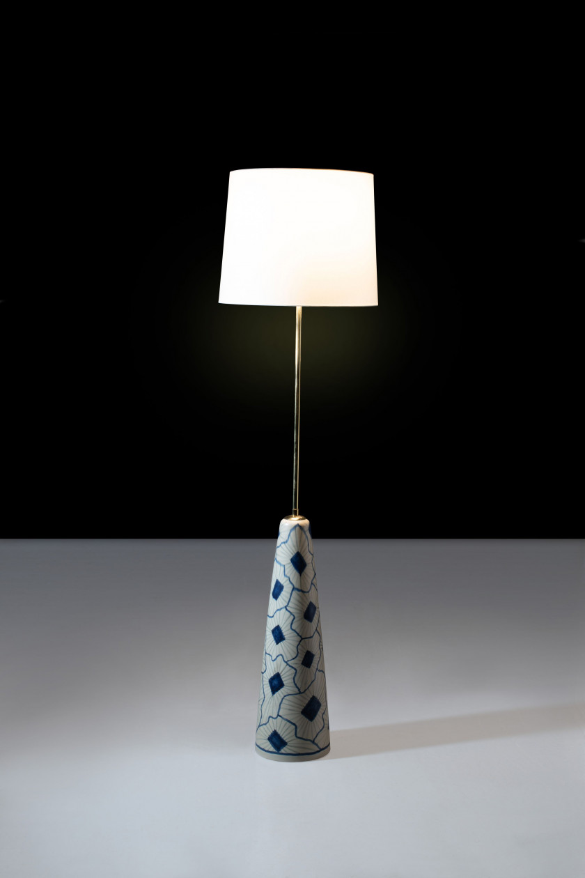 SØHOLM STENTØJ ÉDITEUR  Lampadaire - Circa 1960 Base en grès émaillé, fût en laiton et abat-jour en tissu écru