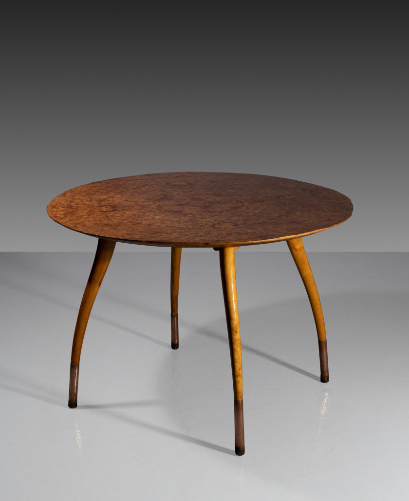 Axel Larson 1898-1975 Table de milieu - Circa 1940 Piètement en hêtre, sabots en cuivre, plateau en loupe d’orme