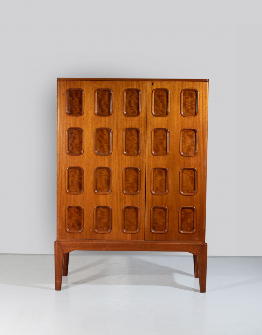 Carl CEDERHOLM (Né en 1909) Cabinet en acajou - Circa 1930 Piètement en acajou et corps à décor géométrique