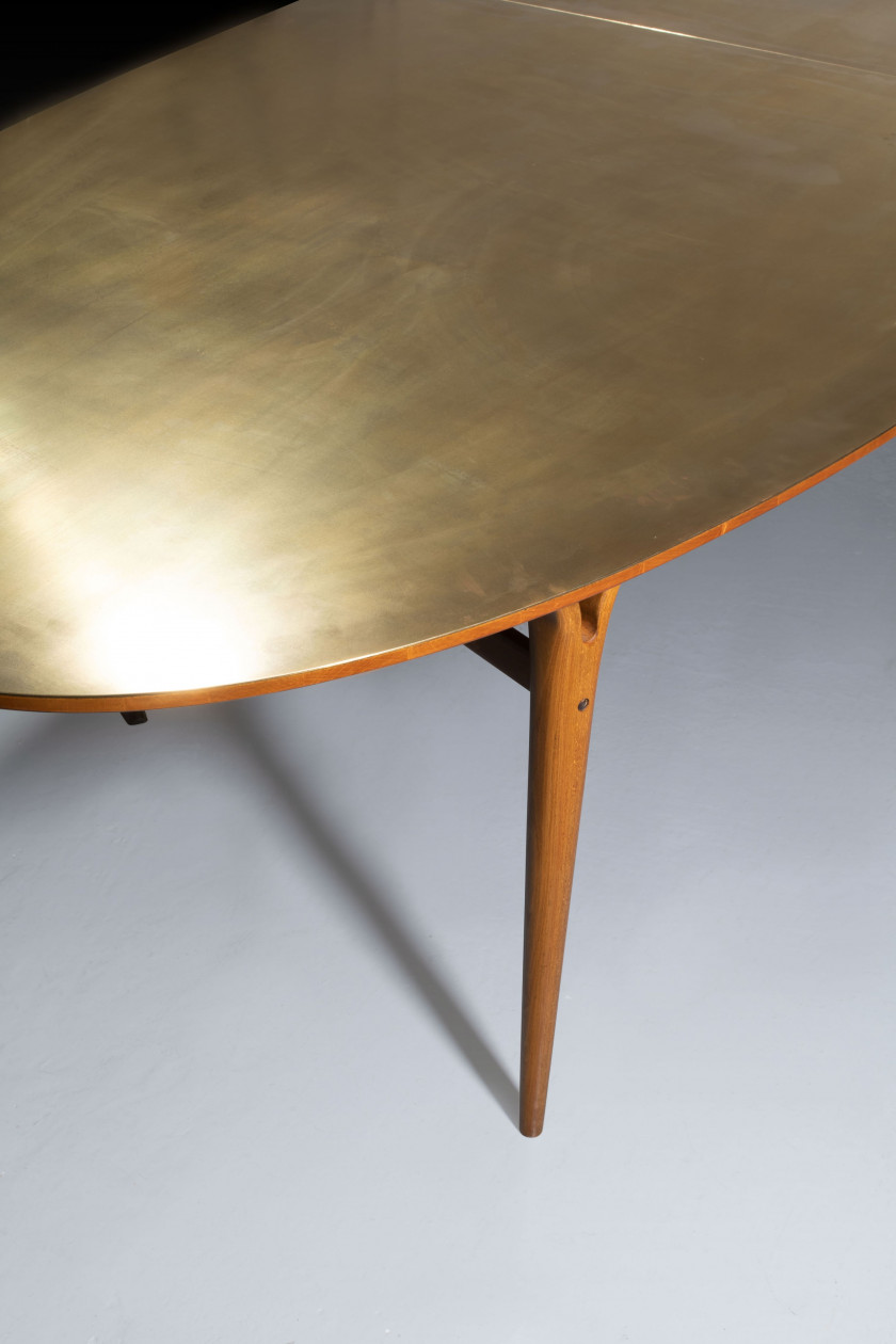 Bruno MATHSSON 1907-1988 Table dite « Super Ellipse » - Circa 1960 Piètement en hêtre, plateau en hêtre recouvert de laiton