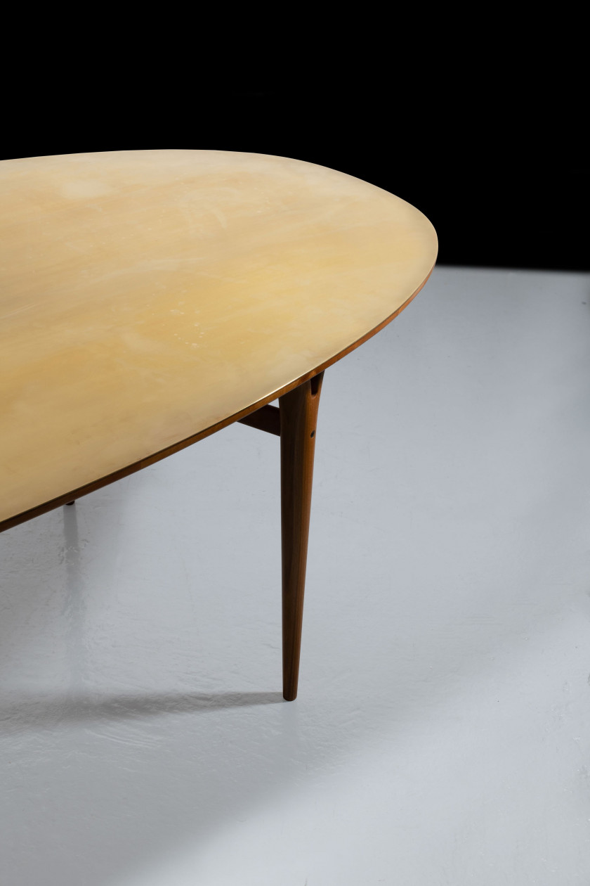 Bruno MATHSSON 1907-1988 Table dite « Super Ellipse » - Circa 1960 Piètement en hêtre, plateau en hêtre recouvert de laiton