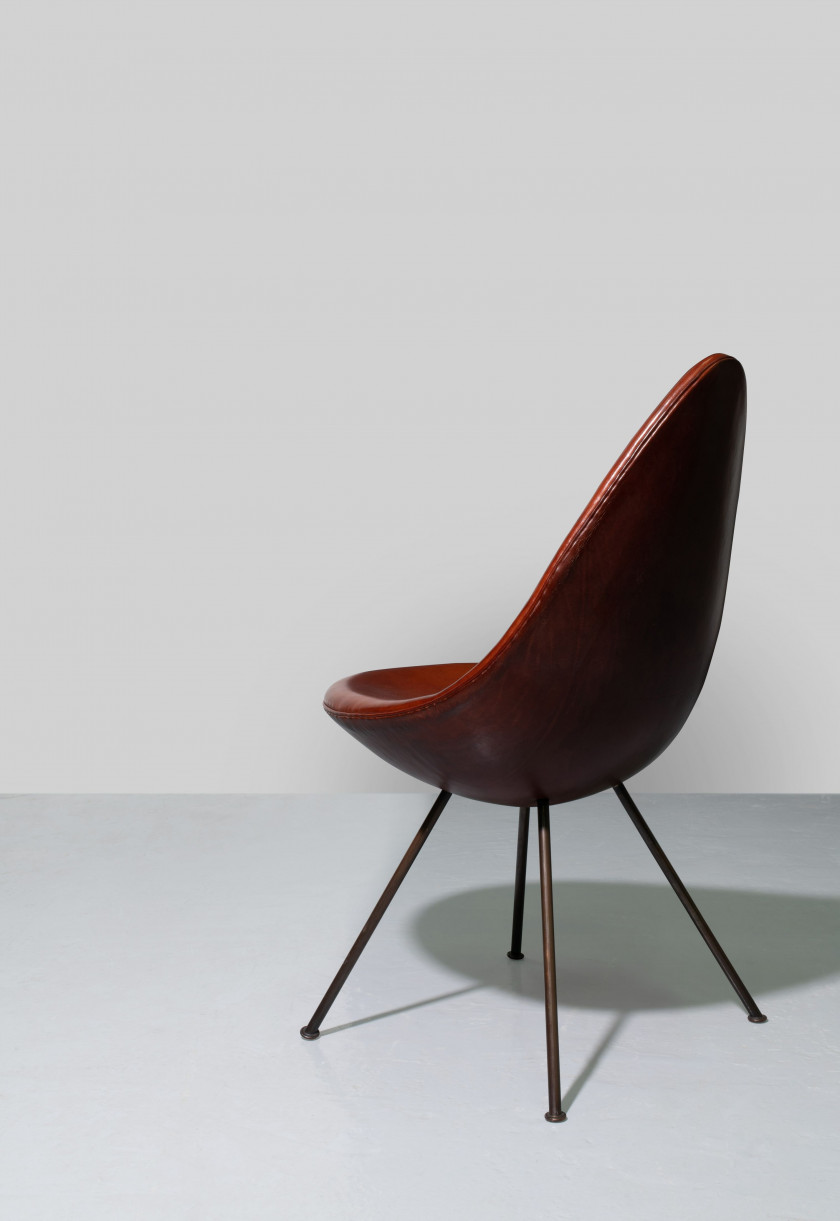 Arne JACOBSEN 1902-1971 Chaise dite « Drop Chair » – 1958 Piètement en cuivre, structure recouverte de cuir cognac