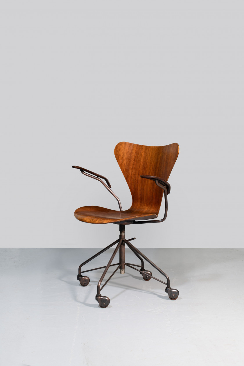 Arne JACOBSEN 1902-1971 Chaise de bureau mod. 3217 – 1955 Piètement pivotant en métal chromé sur roulettes, assise en palissandre co...