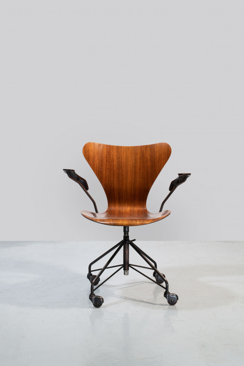 Arne JACOBSEN 1902-1971 Chaise de bureau mod. 3217 – 1955 Piètement pivotant en métal chromé sur roulettes, assise en palissandre co...