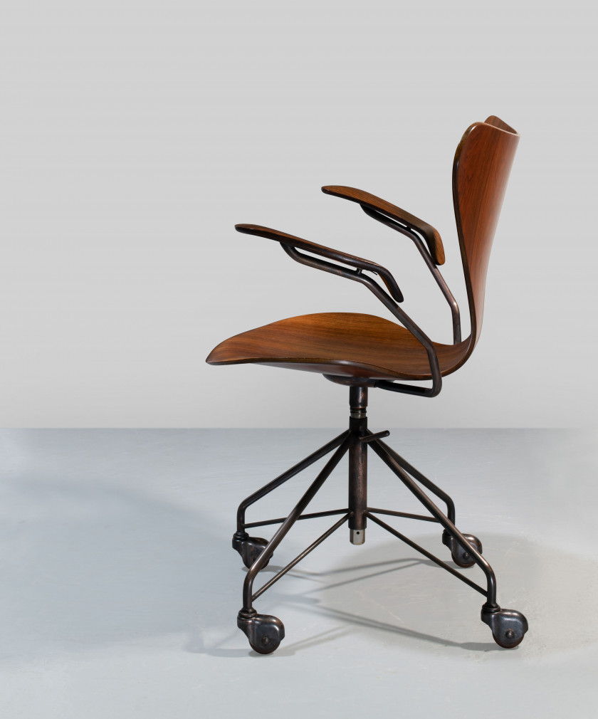 Arne JACOBSEN 1902-1971 Chaise de bureau mod. 3217 – 1955 Piètement pivotant en métal chromé sur roulettes, assise en palissandre co...