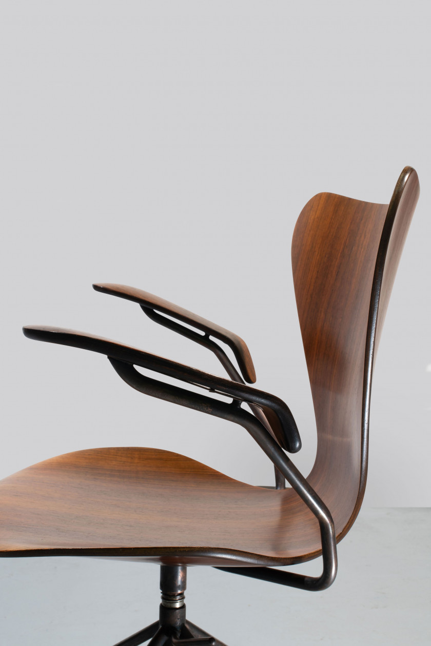 Arne JACOBSEN 1902-1971 Chaise de bureau mod. 3217 – 1955 Piètement pivotant en métal chromé sur roulettes, assise en palissandre co...