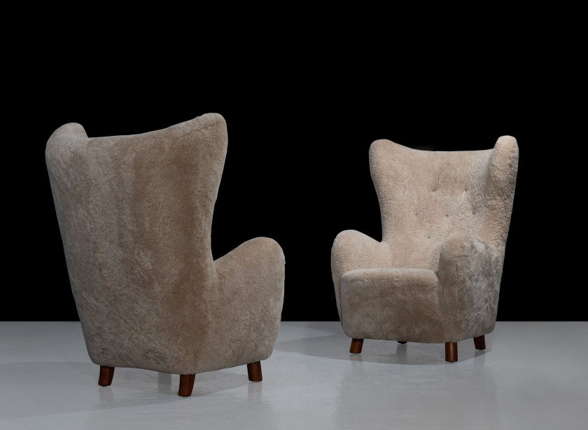 Mogens LASSEN 1901 - 1987 Paire de fauteuils à haut dossier dits « Wing Chair » – création 1930 Piètement en teck, structure recouve...