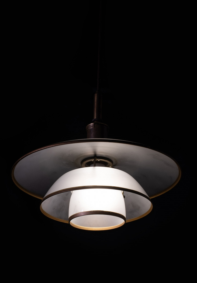 Poul HENNINGSEN 1894-1967 Suspension mod. PH4/4 - Création 1926-1927 Structure en laiton patiné, écrans en verre opalin avec liseret...
