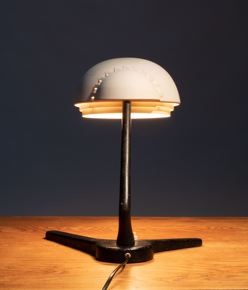 Alvar AALTO 1898 - 1976 Lampe de table mod. A704 - circa 1955 Piètement en métal recouvert de cuir noir, réflecteur en métal laqué b...