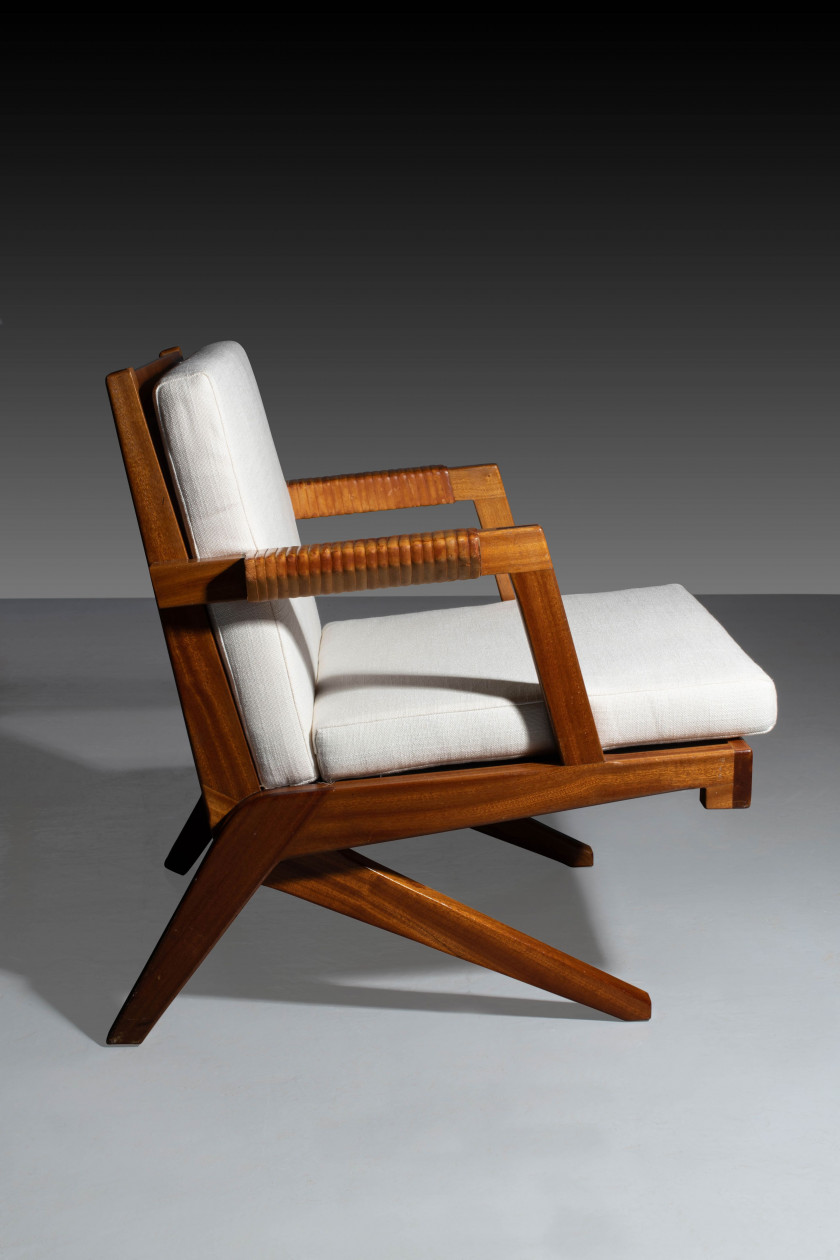 Olavi HÄNNINEN 1920-1992 Paire de fauteuils dits « Boomerang » - Circa 1950 Structure en chêne, accoudoirs gainés de cuir cognac, co...