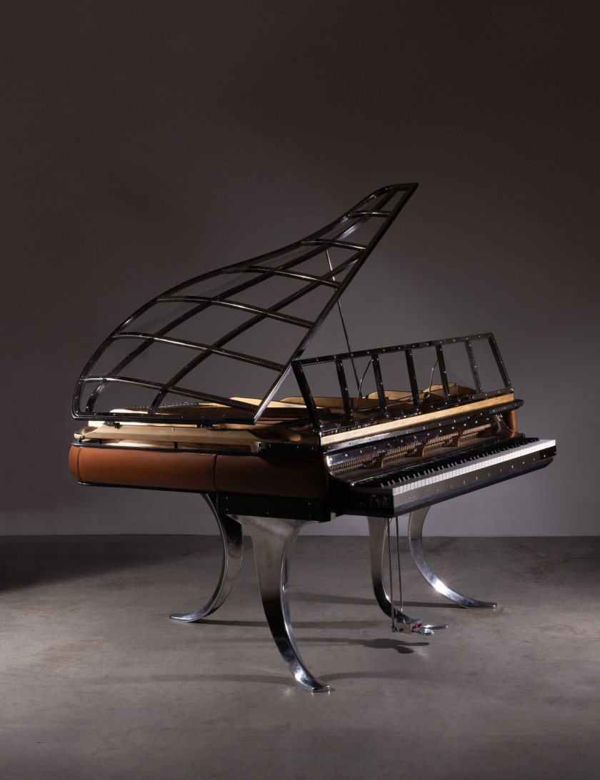 Poul HENNINGSEN 1894-1967 PH Grand Piano – 1931 Piètement en métal chromé, corps en bois laqué et tapissé de cuir cognac, couvercle...