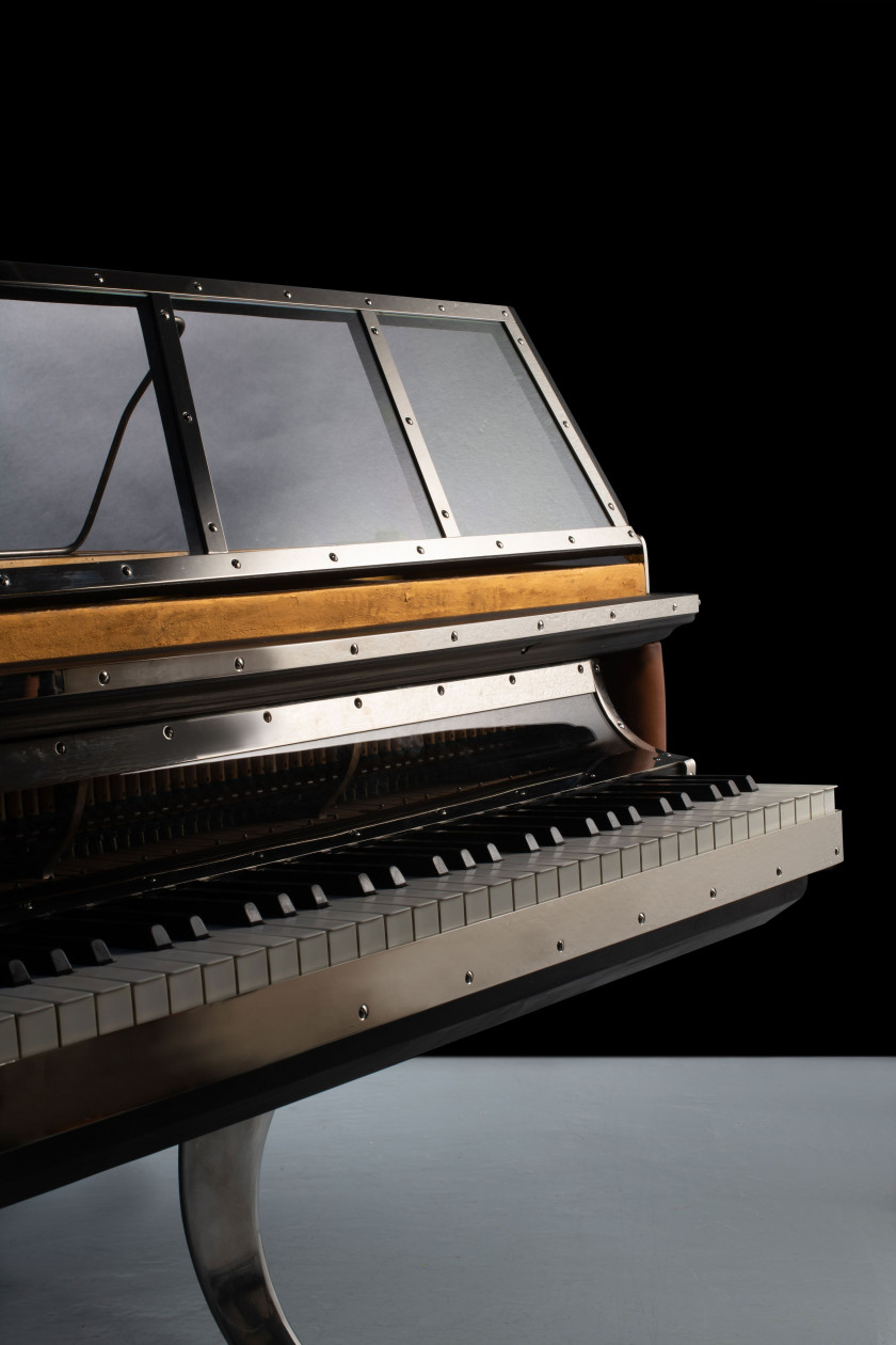 Poul HENNINGSEN 1894-1967 PH Grand Piano – 1931 Piètement en métal chromé, corps en bois laqué et tapissé de cuir cognac, couvercle...