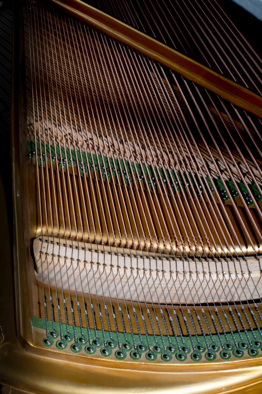 Poul HENNINGSEN 1894-1967 PH Grand Piano – 1931 Piètement en métal chromé, corps en bois laqué et tapissé de cuir cognac, couvercle...