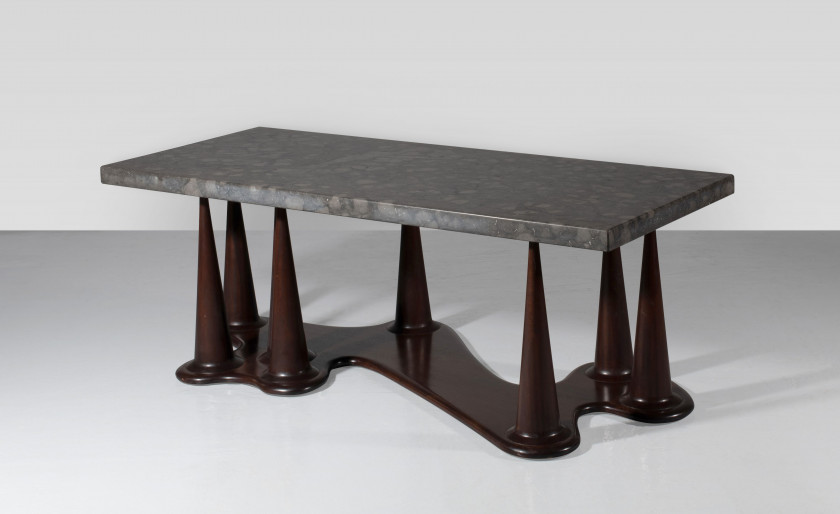 Erik GLEMME 1905-1959 Rare table basse – 1956 Piètement en acajou, plateau en marbre fossilisé avec des inclusions d’orthocères