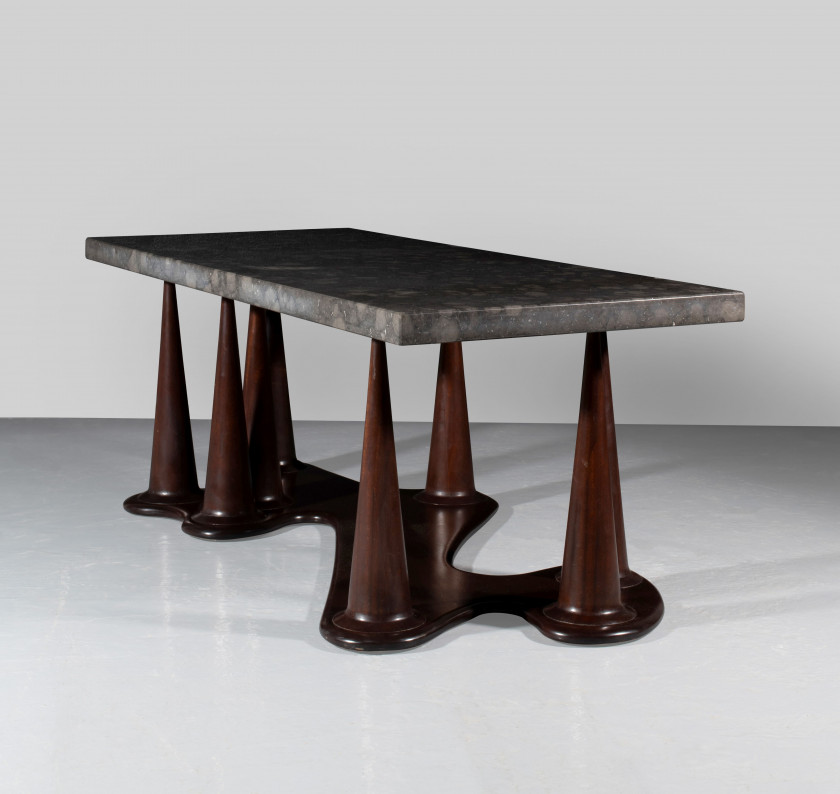 Erik GLEMME 1905-1959 Rare table basse – 1956 Piètement en acajou, plateau en marbre fossilisé avec des inclusions d’orthocères