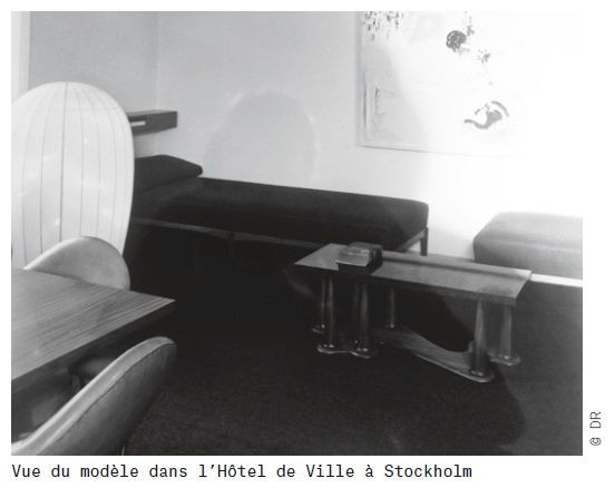 Erik GLEMME 1905-1959 Rare table basse – 1956 Piètement en acajou, plateau en marbre fossilisé avec des inclusions d’orthocères