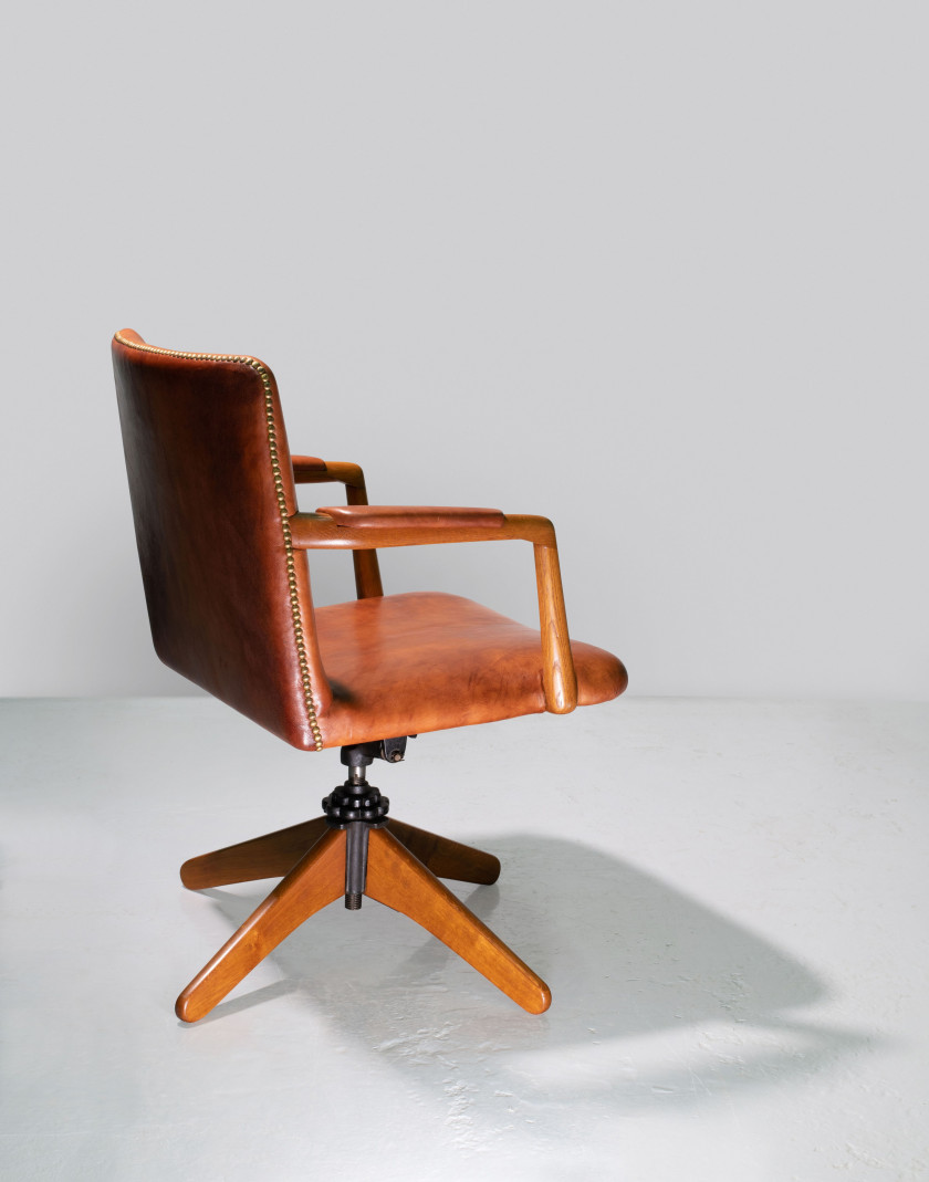 Hans J. WEGNER 1914-2007 Fauteuil de bureau pivotant mod. A721 – 1940 Piètement en chêne, structure en métal, assise et dossier reco...