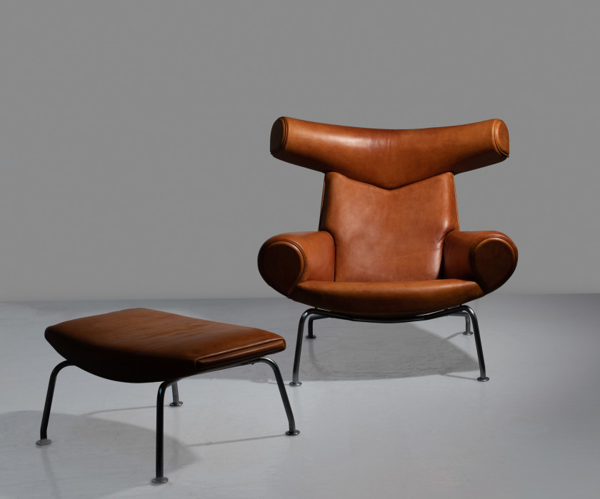 Hans J. WEGNER 1914-2007 Fauteuil « OX Chair » et son ottoman – création 1960 Piètement en acier, revêtement en cuir cognac