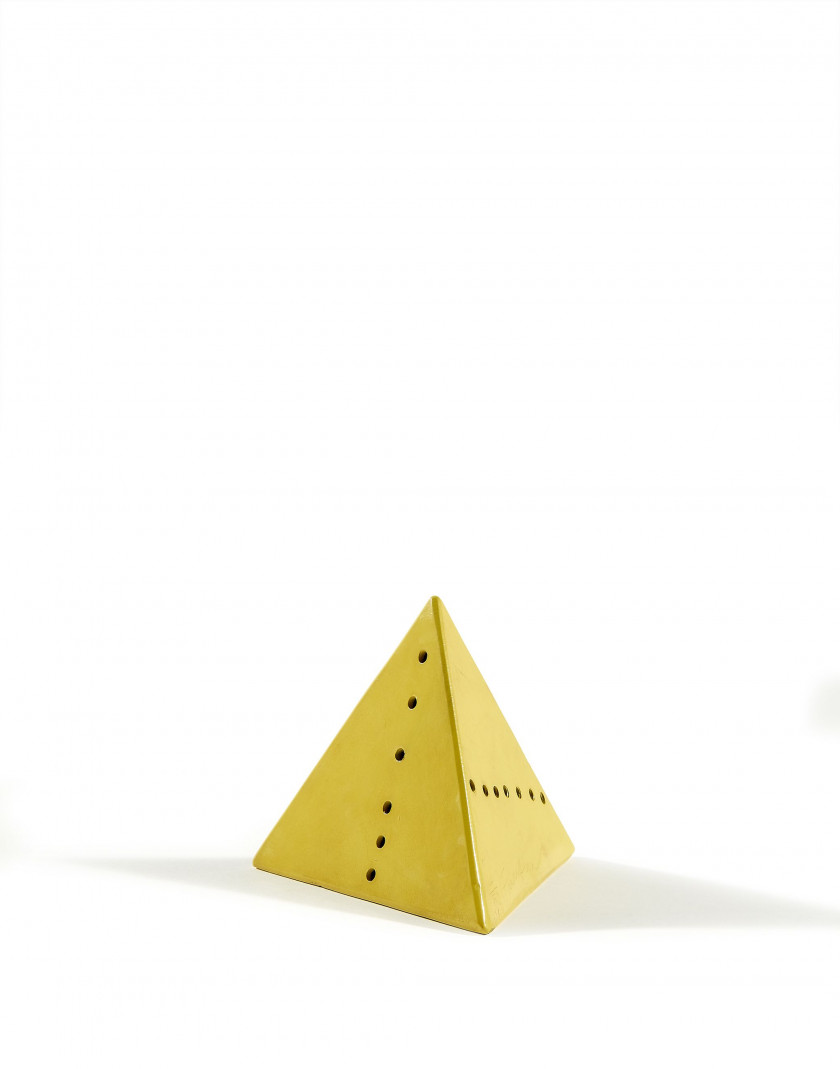 Lucio FONTANA (1899 - 1968) Piramide - circa 1967 (version jaune) Laque sur métal