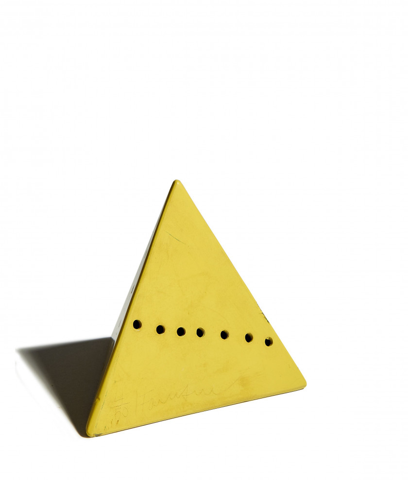 Lucio FONTANA (1899 - 1968) Piramide - circa 1967 (version jaune) Laque sur métal