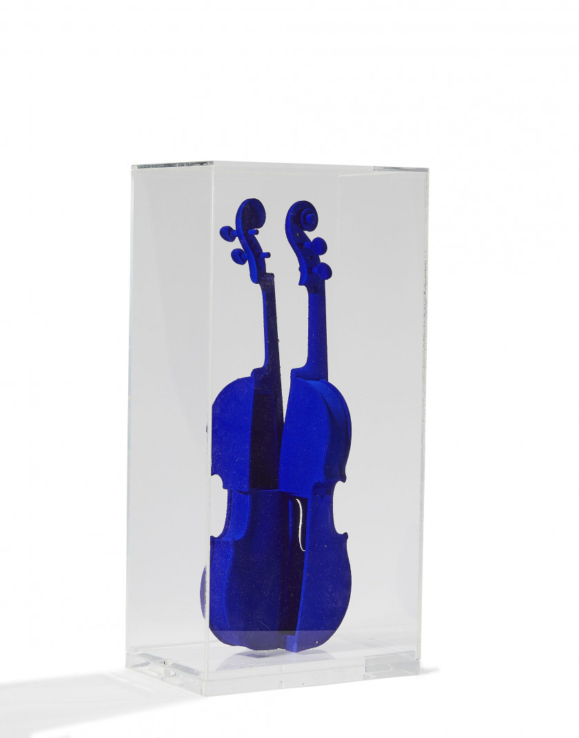 ARMAN (1928 - 2005) Hommage à Yves Klein - 1993 Pigments IKB sur violon découpé dans du plexiglass