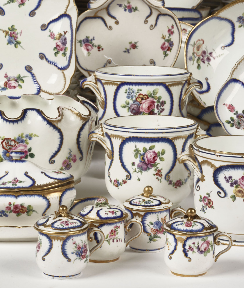 IMPORTANTE PARTIE DE SERVICE EN PORCELAINE TENDRE DE SÈVRES DU XVIIIe SIÈCLE