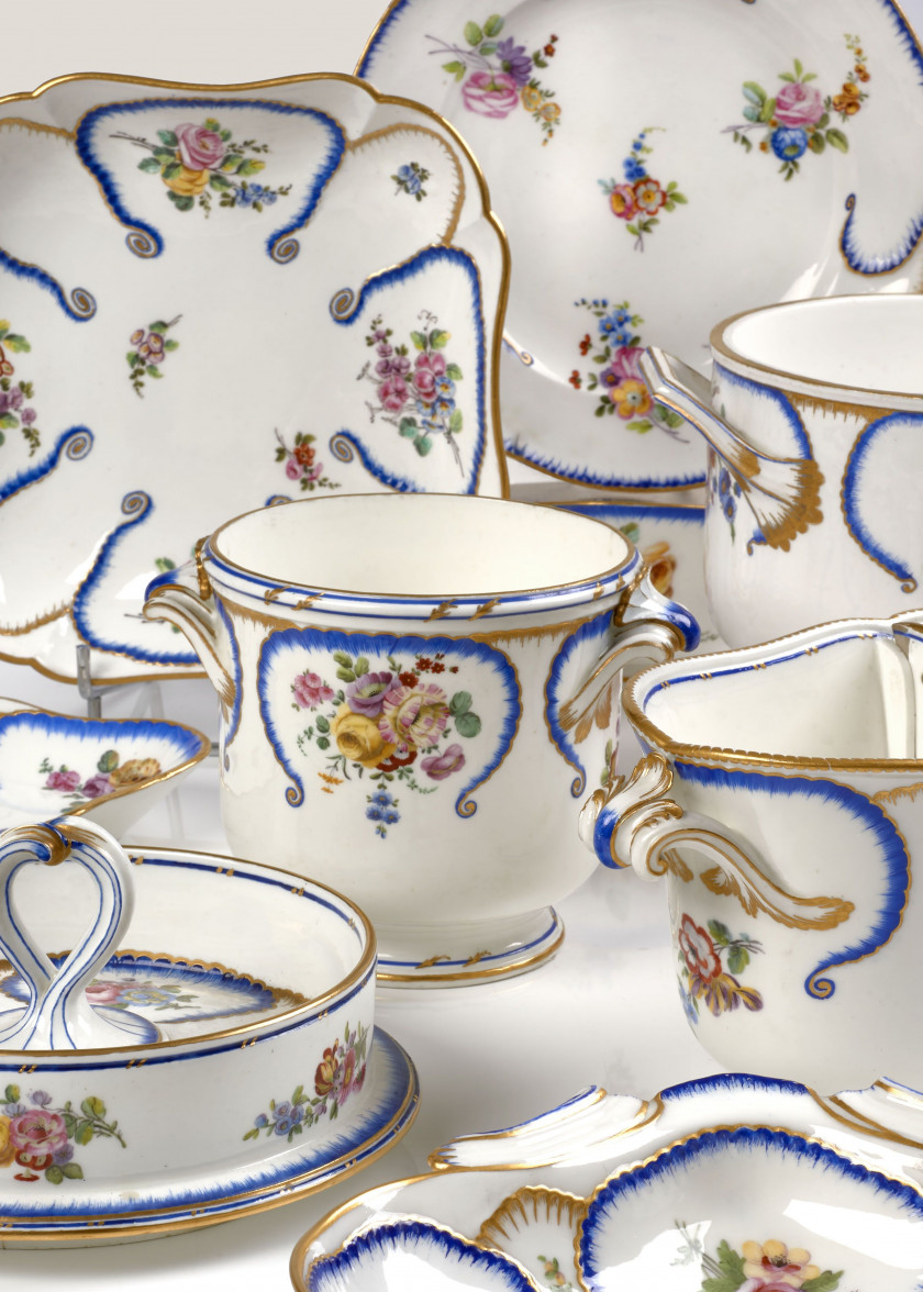 IMPORTANTE PARTIE DE SERVICE EN PORCELAINE TENDRE DE SÈVRES DU XVIIIe SIÈCLE