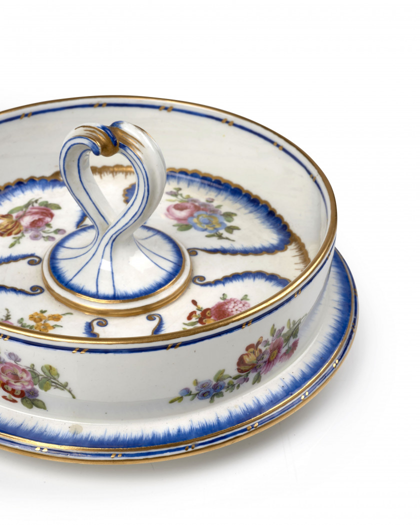 IMPORTANTE PARTIE DE SERVICE EN PORCELAINE TENDRE DE SÈVRES DU XVIIIe SIÈCLE